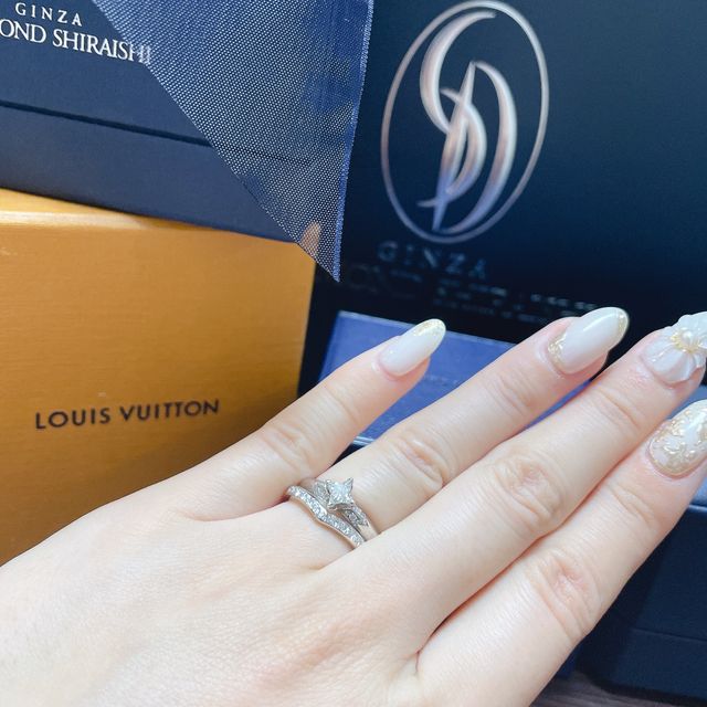 【銀座ダイヤモンドシライシの口コミ】 他社1社と比較して選びましたが、このV字と、キラッキラなダイヤに一目惚…