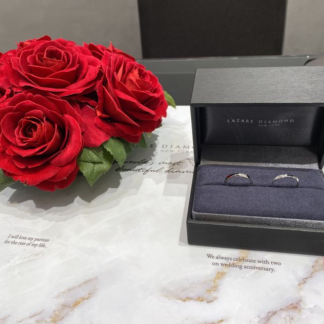 【ラザール ダイヤモンド(LAZARE DIAMOND)の口コミ】 ネットでいろいろなデザインを見ていて、他にはあまりないデザインに一目…