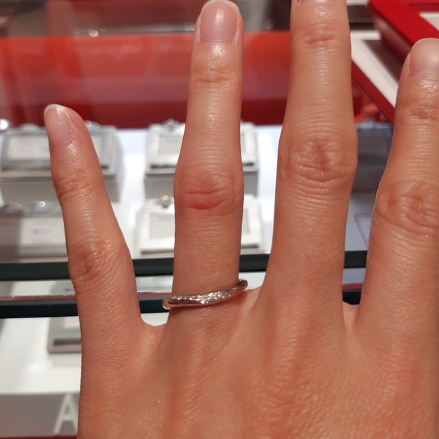 【AFFLUX(アフラックス)の口コミ】 指輪のデザインがとても気に入りました。また、結婚指輪のメレダイアも品…
