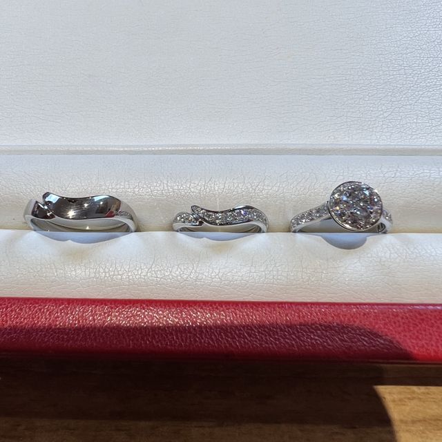 【AFFLUX(アフラックス)の口コミ】 婚約指輪とぴったりと重ね付けもでき、結婚指輪だけでも綺麗な指輪を探し…