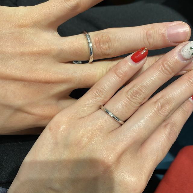 【銀座ダイヤモンドシライシの口コミ】 シンプルかつ、デザイン性のもあるもので探していました。
どちらも真ん中…