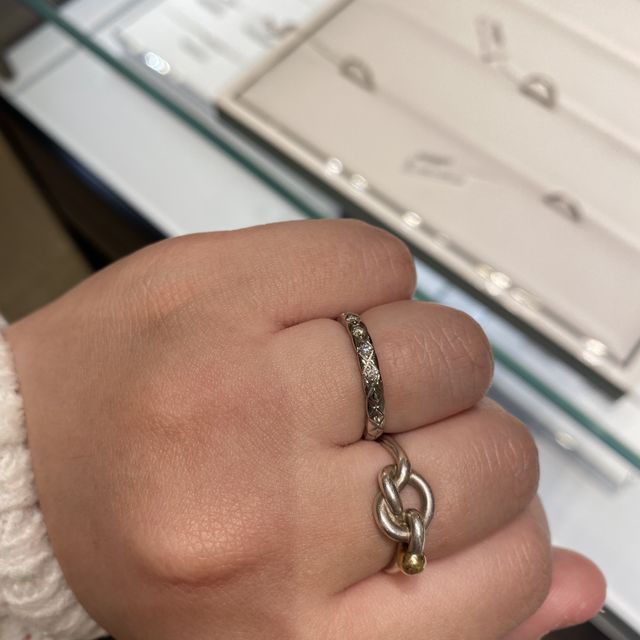 【シャネル(CHANEL)の口コミ】 ダイヤが複数付いているため、指先がとても華やかに見えます。有名ブラン…