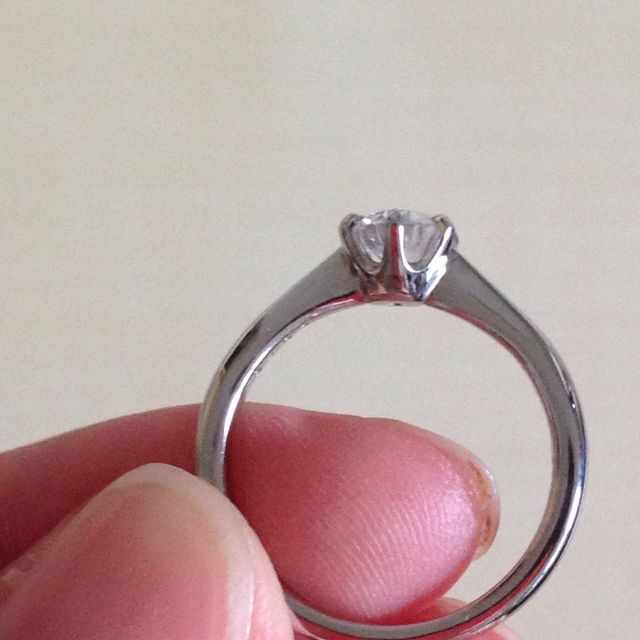 【4℃ BRIDAL(ヨンドシーブライダル)の口コミ】 ダイヤをトリプルエクセレントの物を選びました。
0.4カラットのものをえ…