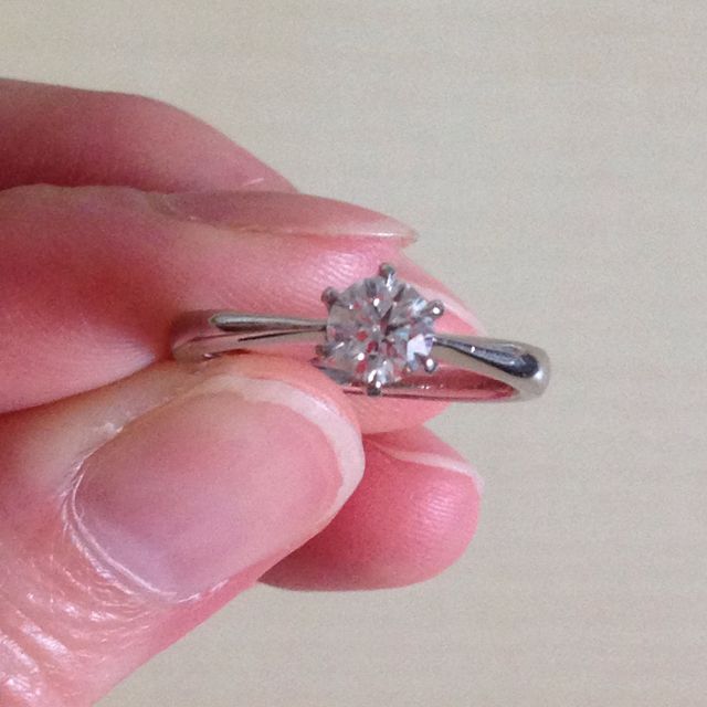 【4℃ BRIDAL(ヨンドシーブライダル)の口コミ】 ダイヤをトリプルエクセレントの物を選びました。
0.4カラットのものをえ…