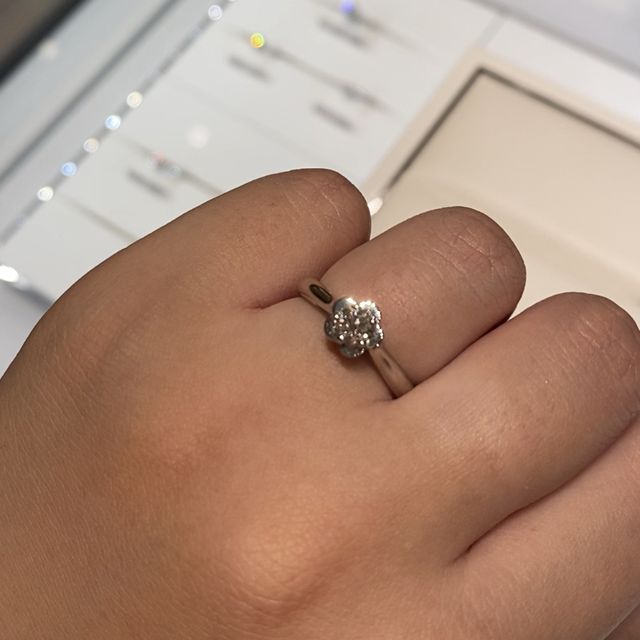 【シャネル(CHANEL)の口コミ】 シャネルの中でも有名なカメリアのデザインで、とても可愛らしい印象にな…