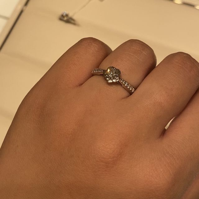 【シャネル(CHANEL)の口コミ】 世界的に有名なシャネルのカメリアモチーフのリングです。同シリーズのベ…