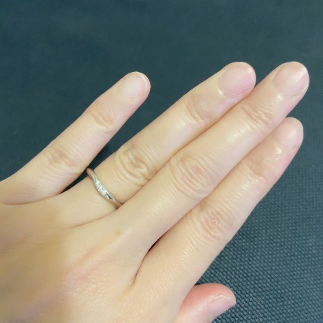 【ラザール ダイヤモンド(LAZARE DIAMOND)の口コミ】 細身でV字のデザインの物を探していたのでドンピシャでした。ねじれがあっ…