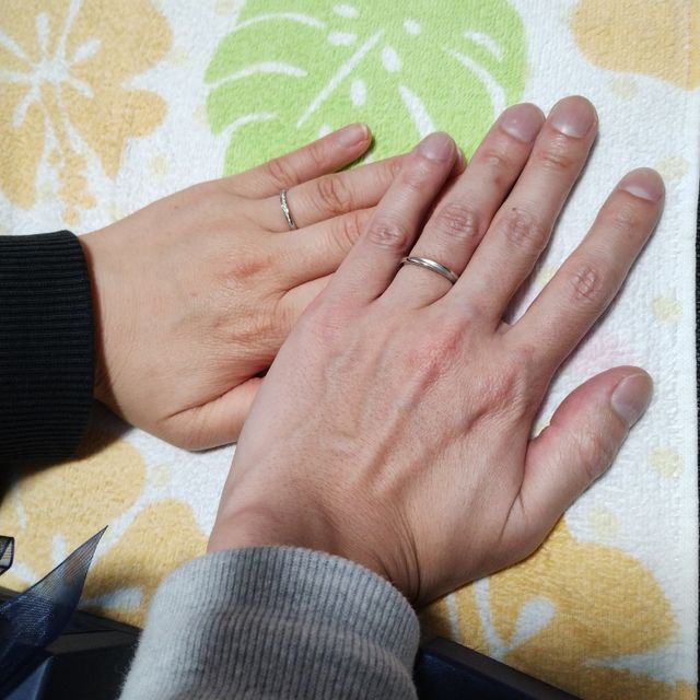 【銀座ダイヤモンドシライシの口コミ】 シンプルでお互いが似たデザインが良かった。
刻印もでき、女性側に複数の…