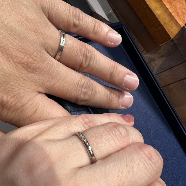 【銀座ダイヤモンドシライシの口コミ】 女性の方は石付きもかわいかったです。当初は石なしで探していましたが、…