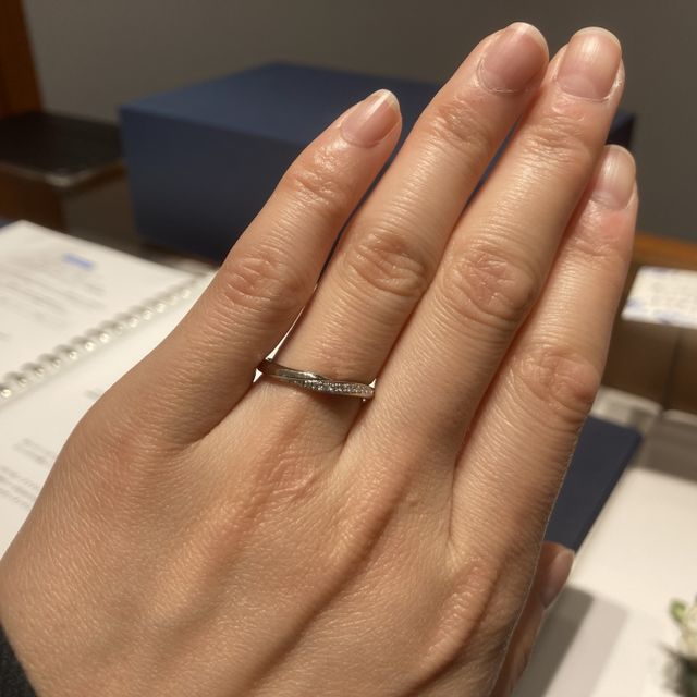 【銀座ダイヤモンドシライシの口コミ】 デザインが少し変わっているため、周りと被りにくいと思います。
また、ウ…
