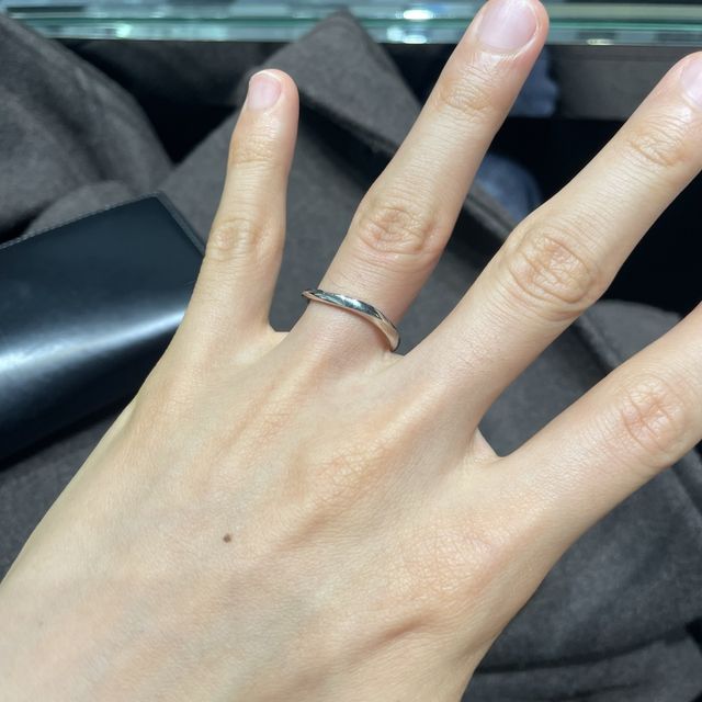 【ラザール ダイヤモンド(LAZARE DIAMOND)の口コミ】 デザイン:ウェーブ。
シンプルで職場でも付けれるようなデザインを探して…