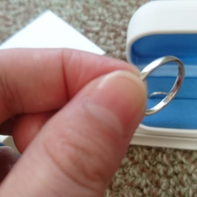 【銀座ダイヤモンドシライシの口コミ】 とにかくシンプルな指輪を探していました。
 他ブランドもいろいろ見まし…