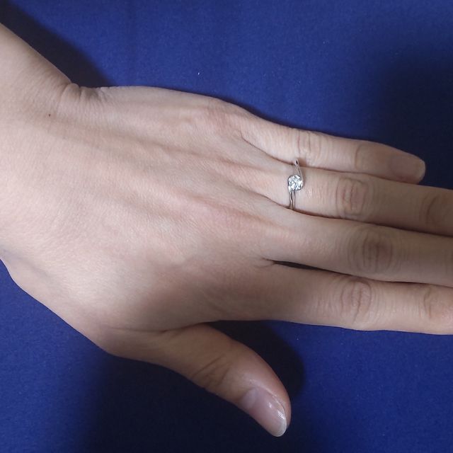 【アイプリモ(I-PRIMO)の口コミ】 デザインがシンプルですが、ダイヤが埋まっていて、普段使いも出来て、良…