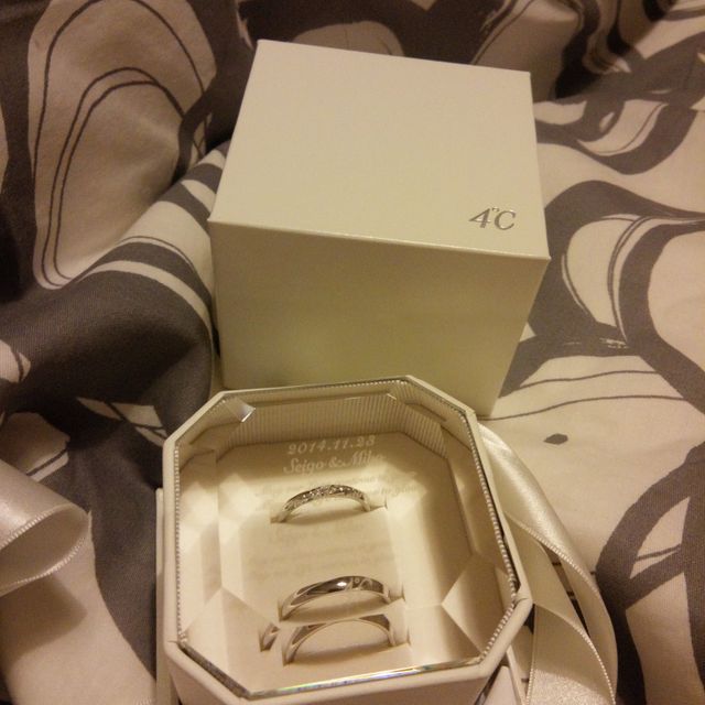 【4℃ BRIDAL(ヨンドシーブライダル)の口コミ】 結婚指輪と重ね着け出来るストレートラインの指輪を探していました。
ライ…
