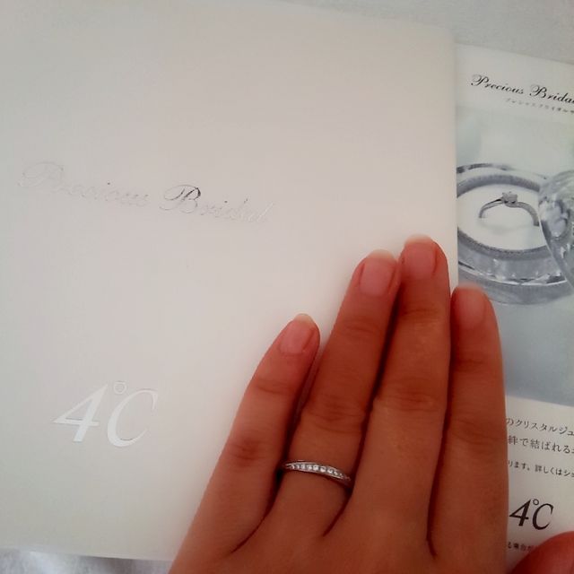 【4℃ BRIDAL(ヨンドシーブライダル)の口コミ】 結婚指輪と重ね着け出来るストレートラインの指輪を探していました。
ライ…
