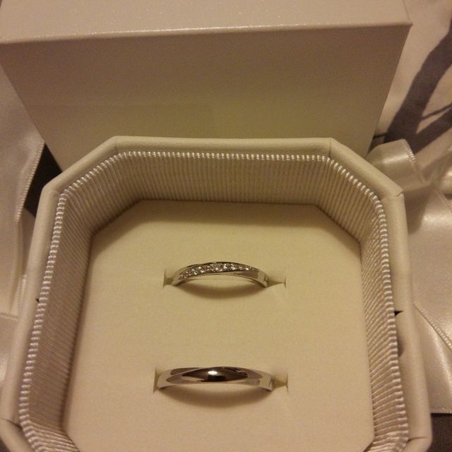 【4℃ BRIDAL(ヨンドシーブライダル)の口コミ】 結婚指輪と重ね着け出来るストレートラインの指輪を探していました。
ライ…