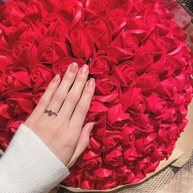 【銀座ダイヤモンドシライシの口コミ】 彼女の指が細いので、なるべくダイヤを大きめのを選びました。ダイヤ選び…