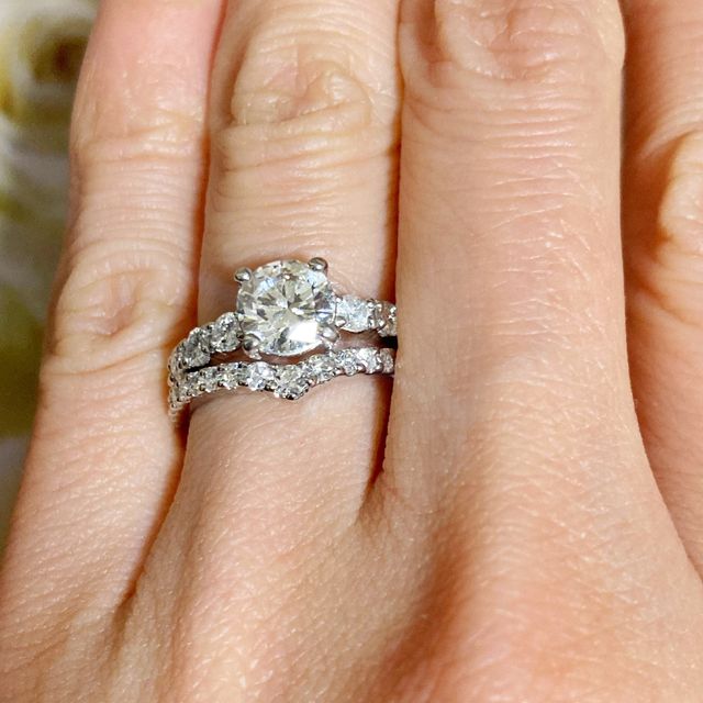 【EITO(エイト)の口コミ】 婚約指輪との重ね付けをしたときに、しっくりくるものを探していました。…