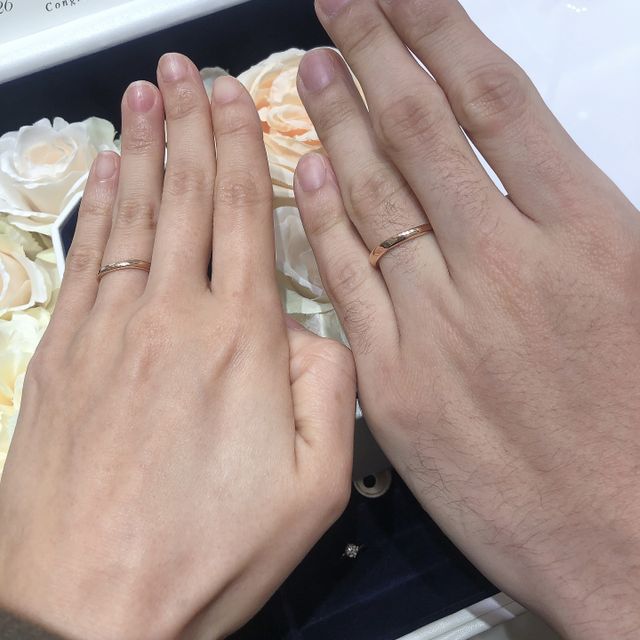 【4℃ BRIDAL(ヨンドシーブライダル)の口コミ】 もともとシンプルなゴールド系のものを探していました。
ゴールド系でもい…