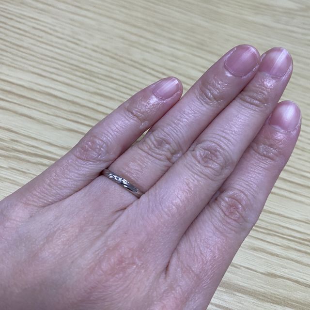 【アイプリモ(I-PRIMO)の口コミ】 デザインはシンプルめですが、中にダイヤモンドが埋め込まれていて華やか…