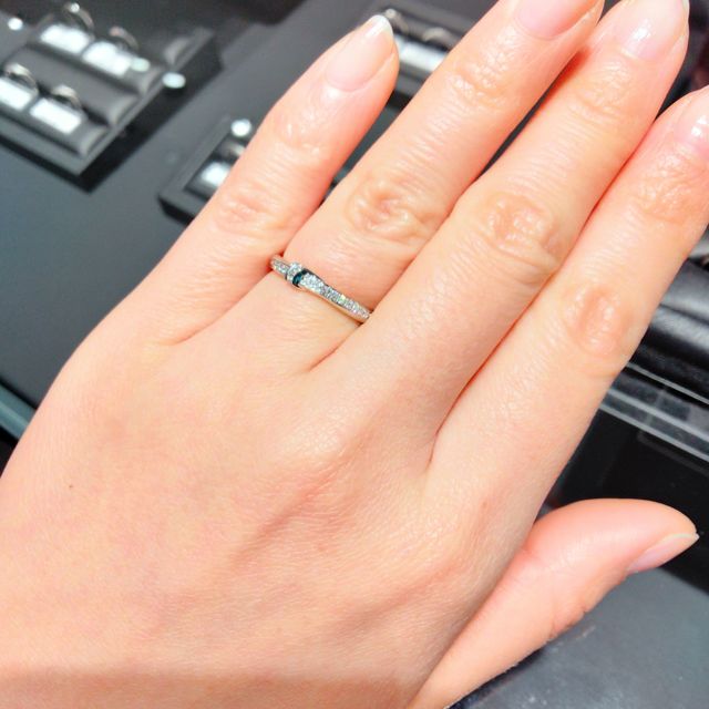 【エクセルコダイヤモンド(EXELCO DIAMOND)の口コミ】 ゴージャスで洗練された印象のものが多く、
つけると手元が華やかになりま…