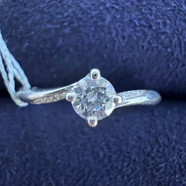 【TOWA(永遠)の口コミ】 贈る相手が細身・色白な方なので、細めのリングを希望。
その中でウェーブ…