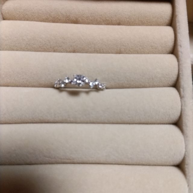 【アイプリモ(I-PRIMO)の口コミ】 いろいろ見せていただいたのですが、何個かめで、
この婚約指輪に偶然目が…