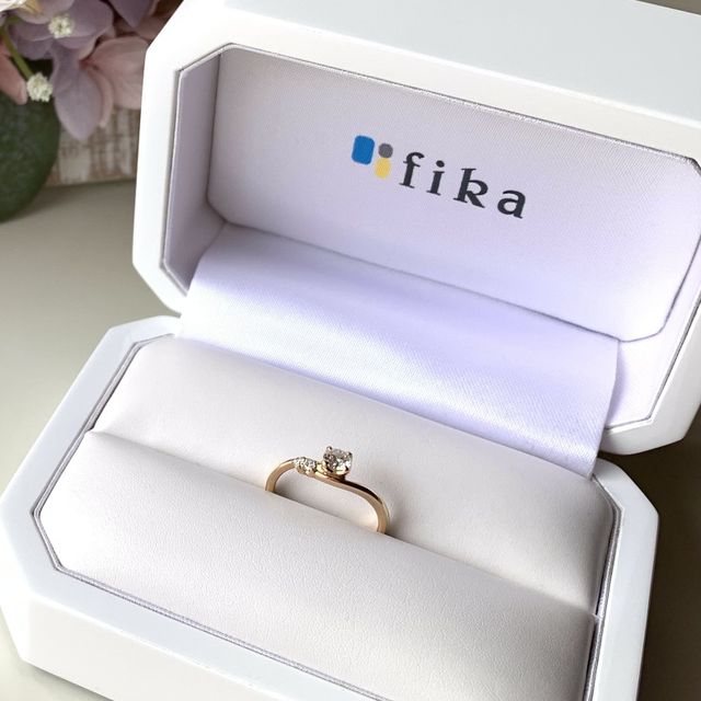 【fika (フィーカ)の口コミ】 一番最初のお店で
一番最初に気になって試着させてもらった指輪でした。

…