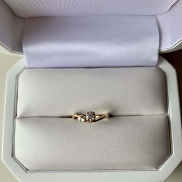 【fika (フィーカ)の口コミ】 一番最初のお店で
一番最初に気になって試着させてもらった指輪でした。

…