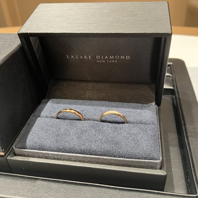 【ラザール ダイヤモンド(LAZARE DIAMOND)の口コミ】 緩やかなV字で指がキレイに見えるのと、どの角度からでもキラキラしてみえ…