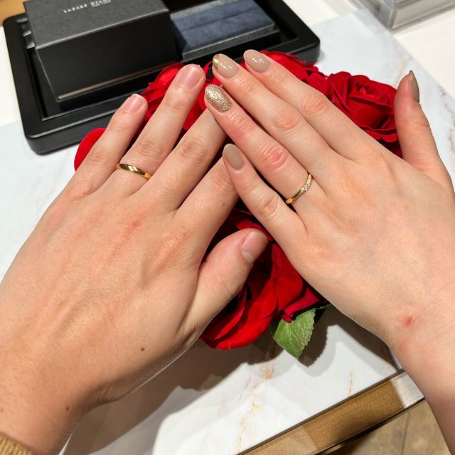 【ラザール ダイヤモンド(LAZARE DIAMOND)の口コミ】 緩やかなV字で指がキレイに見えるのと、どの角度からでもキラキラしてみえ…