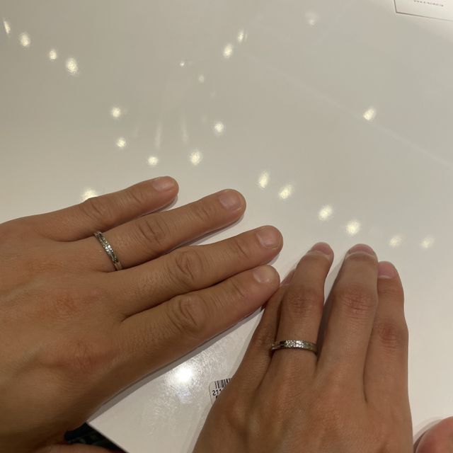 【4℃ BRIDAL(ヨンドシーブライダル)の口コミ】 平打ちで真ん中に一本ラインが入っており、カジュアルなイメージです。私…