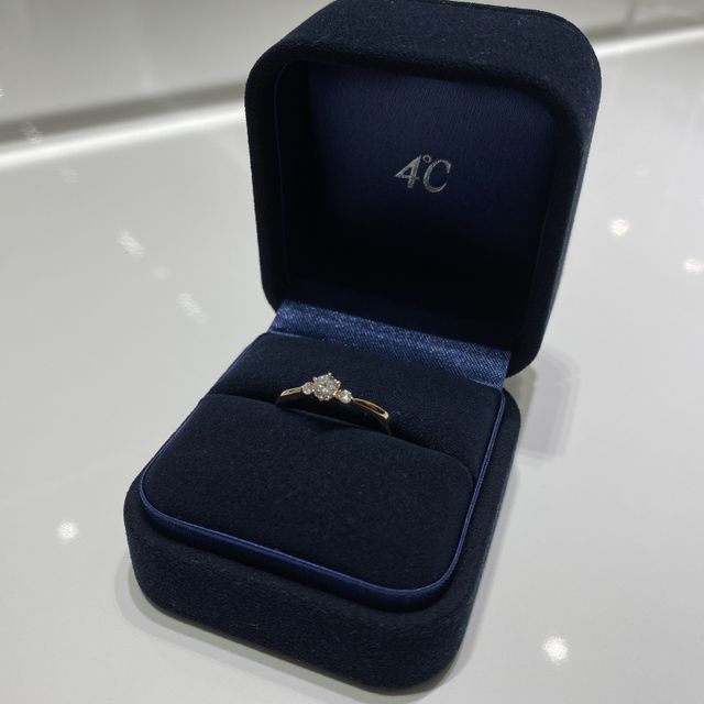 【4℃ BRIDAL(ヨンドシーブライダル)の口コミ】 婚約指輪は、女性らしい細身でダイヤが輝いているものにしました。彼女も…