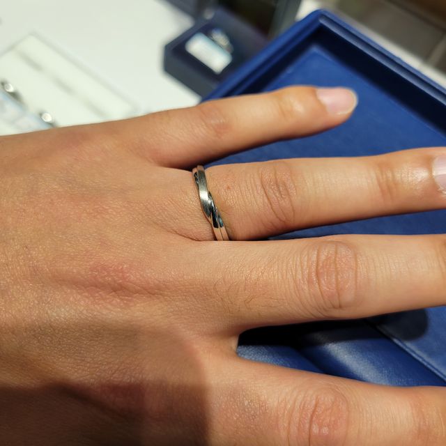 【銀座ダイヤモンドシライシの口コミ】 指輪の決め手は、デザインです。みた感じは好みのデザインではなかったの…