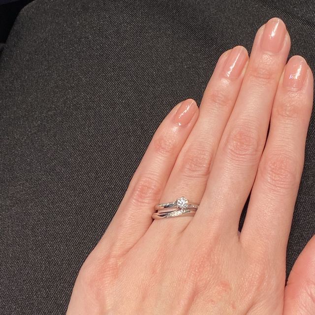 【銀座ダイヤモンドシライシの口コミ】 婚約指輪に合うものを探していて、ウェーブやV字タイプのものをいくつか試…
