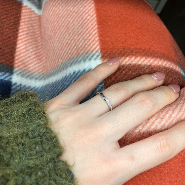 【俄(にわか)の口コミ】 細めのリングで、デザインがシンプルなものを探していました。俄の指輪は…