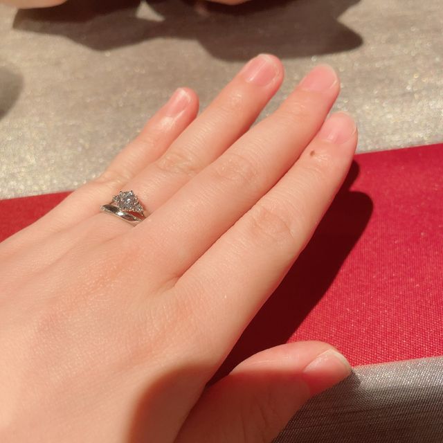 【銀座ダイヤモンドシライシの口コミ】 デザインはシンプルだけど少し華やかさも欲しかったため、何度もお店に足…
