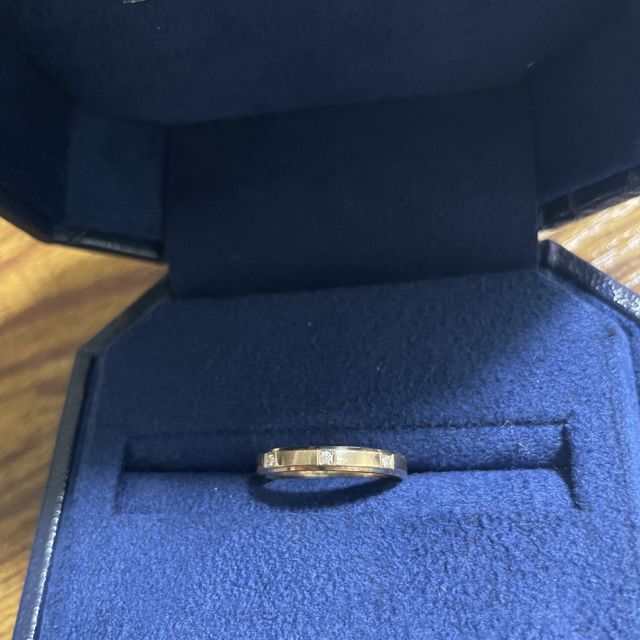 【ROYAL ASSCHER(ロイヤル・アッシャー)の口コミ】 人と被らない、且つ複数のダイヤが付いたシンプルなデザインのものを探し…