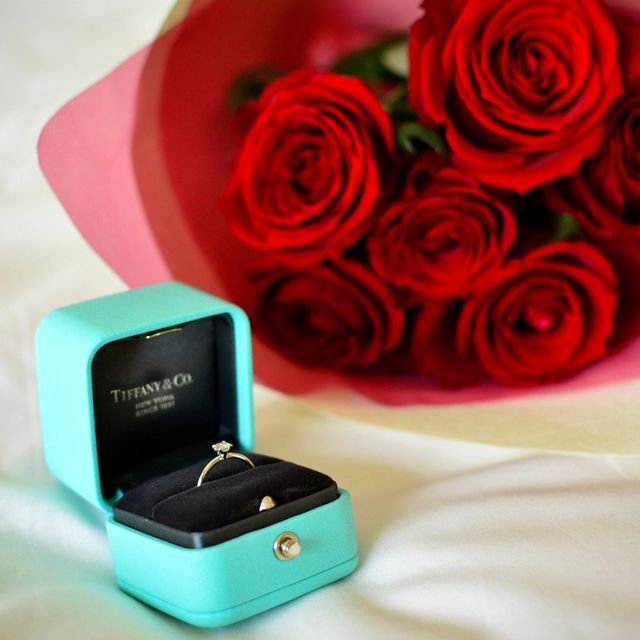 【ティファニー(Tiffany & Co.)の口コミ】 王道な一粒ダイヤに憧れていました。
華奢なリングのおかげで、指が短く太…