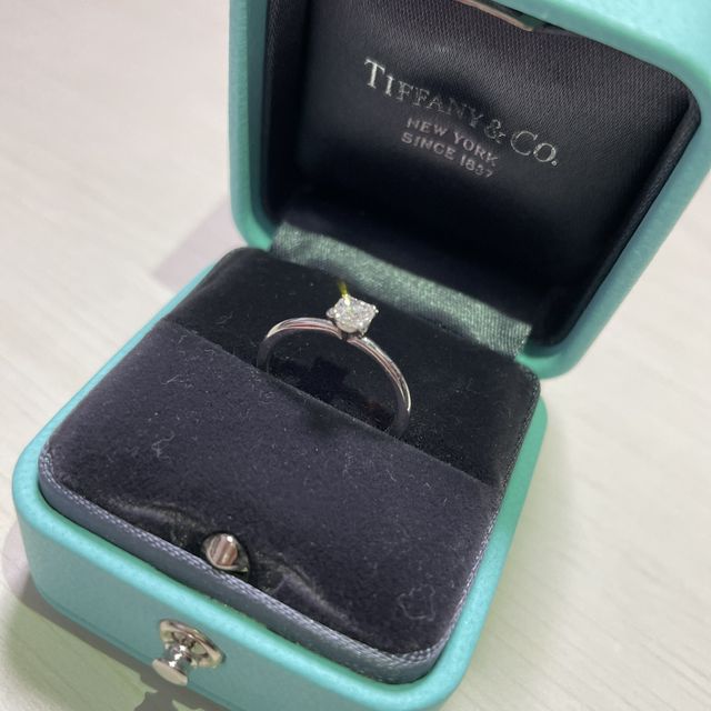 【ティファニー(Tiffany & Co.)の口コミ】 王道な一粒ダイヤに憧れていました。
華奢なリングのおかげで、指が短く太…