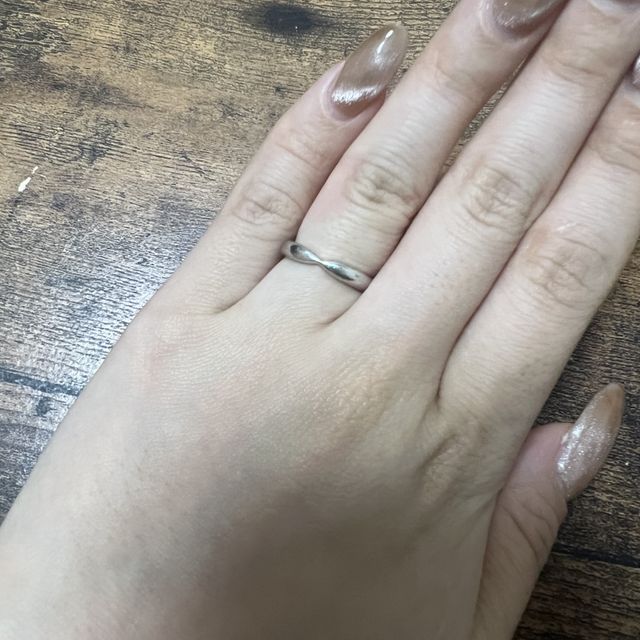 【ティファニー(Tiffany & Co.)の口コミ】 婚約指輪にもティファニーをいただいたので、主人とつける時にはお揃いの…