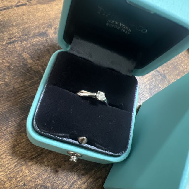 【ティファニー(Tiffany & Co.)の口コミ】 とにかくシンプルな1粒ダイヤを探していました。
シンプルにするのだから…