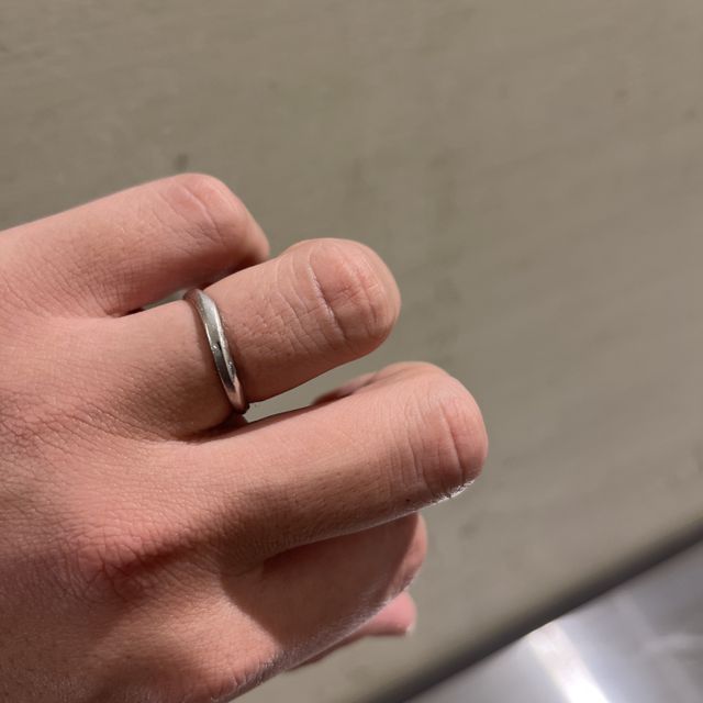 【銀座ダイヤモンドシライシの口コミ】 シンプルなデザインと着け心地がとても気に入りました。私はくすんだ色味…