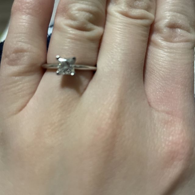 【ティファニー(Tiffany & Co.)の口コミ】 プリンセスカットという四角形です！
名前も可愛いなと思い、名前も見た目…