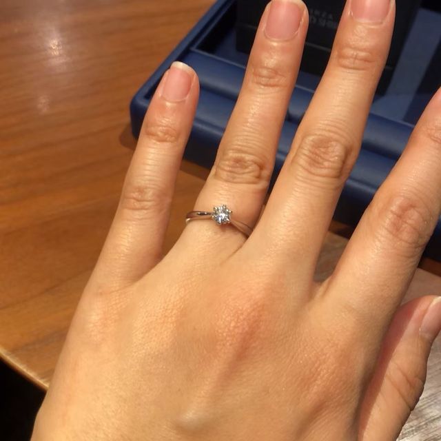 【銀座ダイヤモンドシライシの口コミ】 シンプルで仕事中にもつけられるデザインを選びました。いくつか他の店舗…