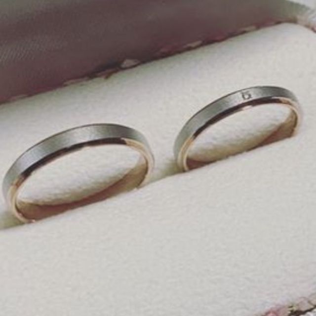 【ミルフローラ(Milluflora)の口コミ】 ピンクゴールドとシルバーの二色使いで、デザインもシンプル。指輪の内側…