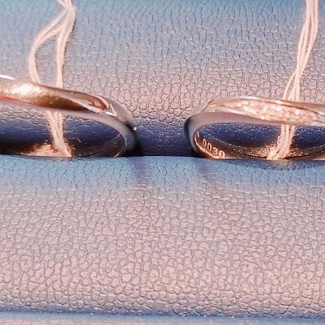 【銀座ダイヤモンドシライシの口コミ】 指に馴染みやすいウェーブ型の指輪は、普段指輪をつけない人にも合うとの…