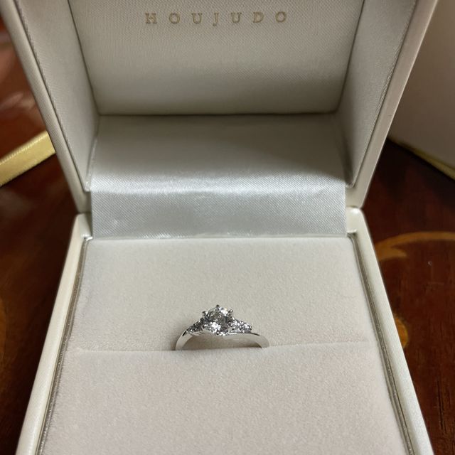 【宝寿堂(ほうじゅどう)の口コミ】 最初、居住地の愛知県の指輪屋さんを回って婚約指輪を決めようと考えてい…