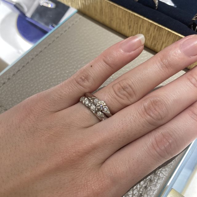 【ショーメ(CHAUMET)の口コミ】 センターダイヤを挟むように2つのダイヤが向かい合っていて、2人の関係を…