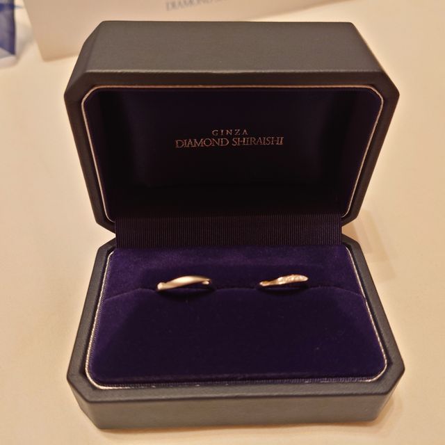 【銀座ダイヤモンドシライシの口コミ】 ウェーブの指輪がいいな思いながら指輪探しをしていた。
着け心地、ウェー…